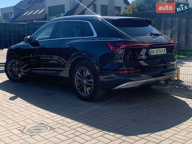 Позашляховик / Кросовер Audi e-tron 2021 в Дубні