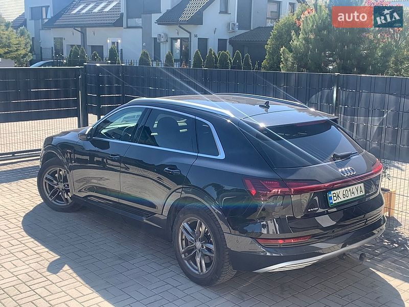 Позашляховик / Кросовер Audi e-tron 2021 в Дубні