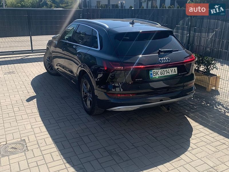 Позашляховик / Кросовер Audi e-tron 2021 в Дубні