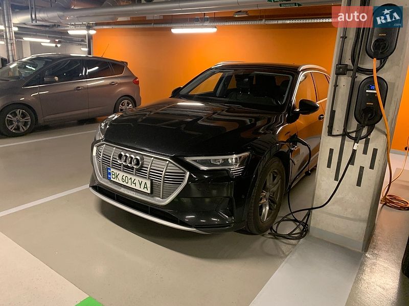 Позашляховик / Кросовер Audi e-tron 2021 в Дубні