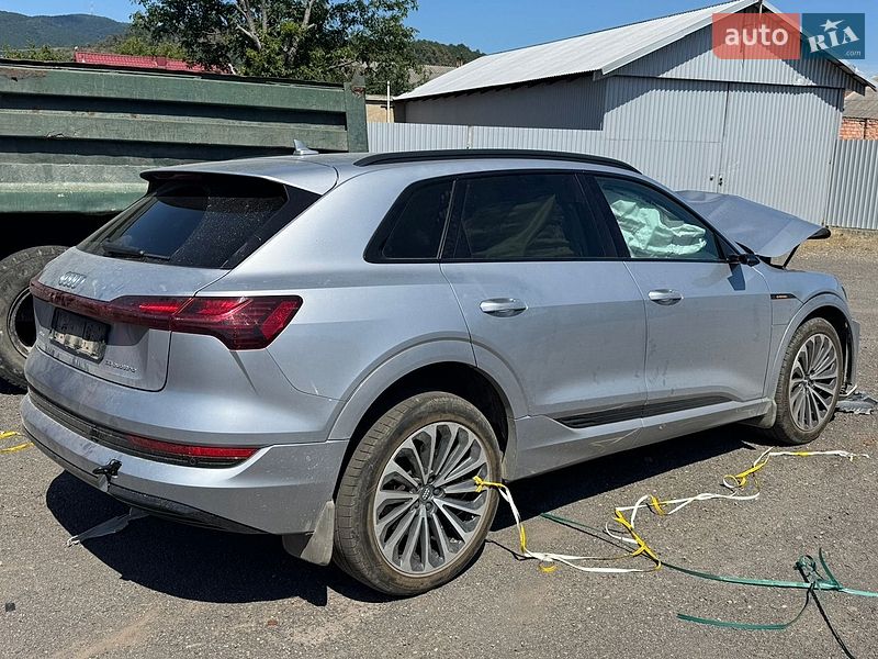 Позашляховик / Кросовер Audi e-tron 2020 в Хусті