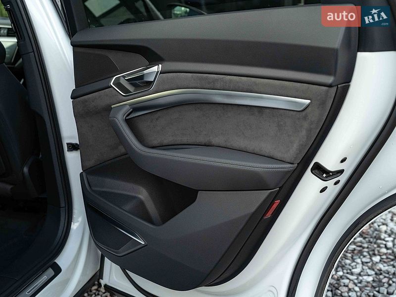 Позашляховик / Кросовер Audi e-tron 2020 в Чернівцях
