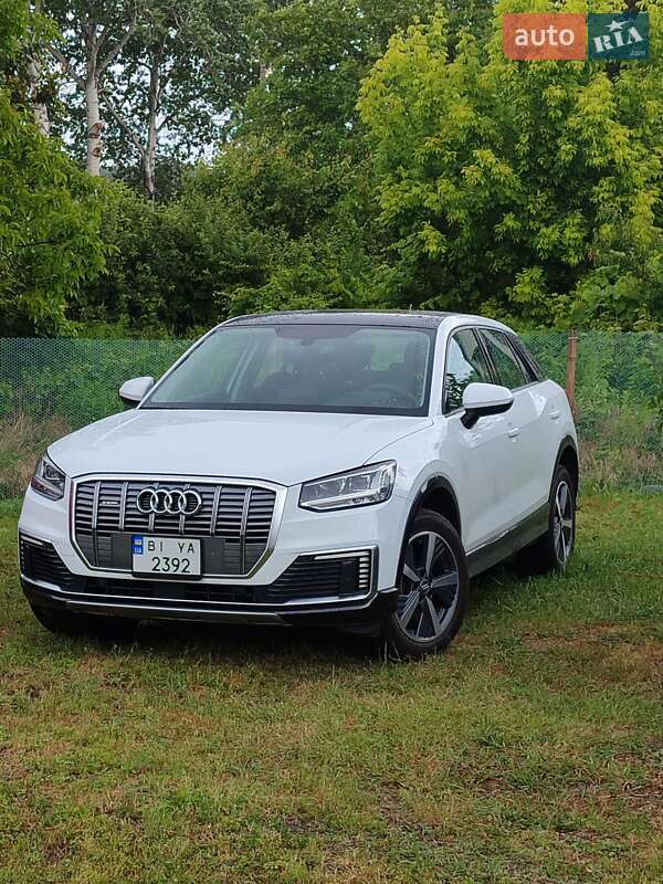 Позашляховик / Кросовер Audi Q2L e-tron 2021 в 