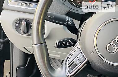Позашляховик / Кросовер Audi Q3 2017 в 