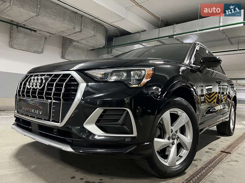 Позашляховик / Кросовер Audi Q3 2019 в 