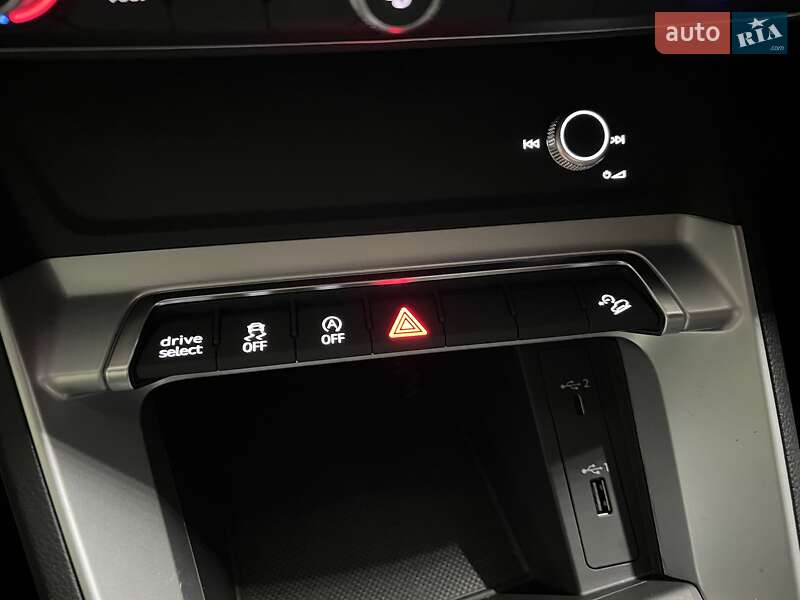 Внедорожник / Кроссовер Audi Q3 2019 в Киеве