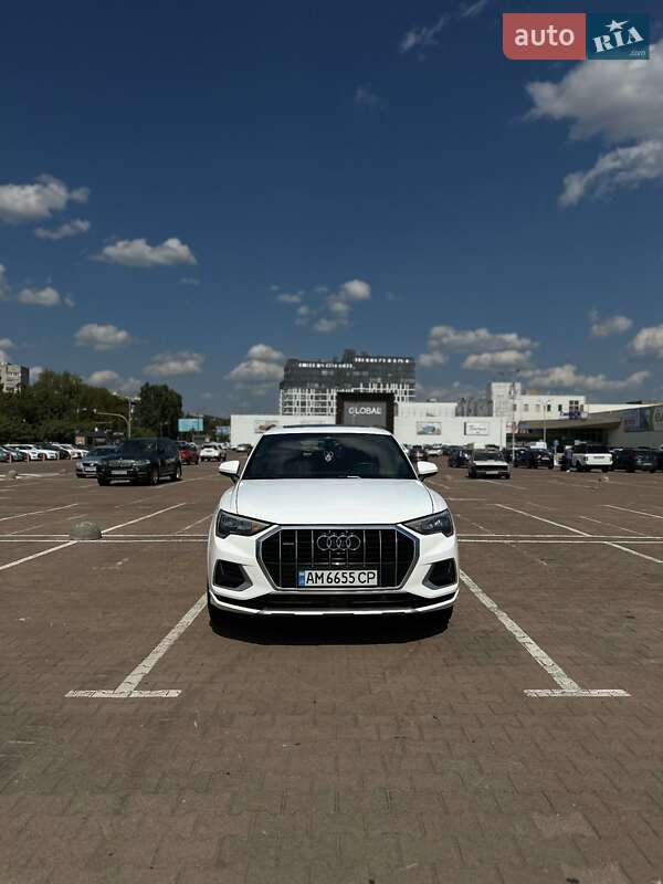 Внедорожник / Кроссовер Audi Q3 2019 в Житомире