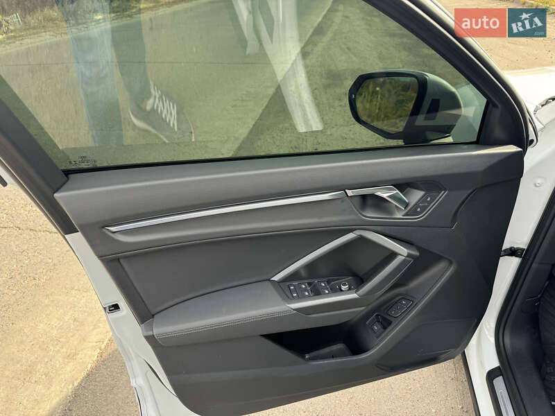 Внедорожник / Кроссовер Audi Q3 2022 в Киеве