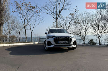 Позашляховик / Кросовер Audi Q3 2020 в 