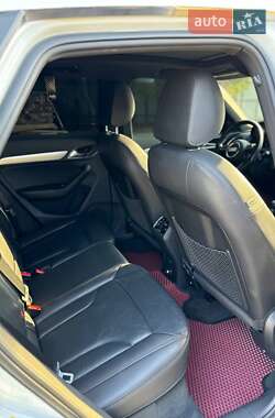 Позашляховик / Кросовер Audi Q3 2015 в 
