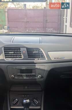 Позашляховик / Кросовер Audi Q3 2012 в 