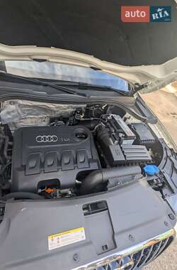 Позашляховик / Кросовер Audi Q3 2012 в 