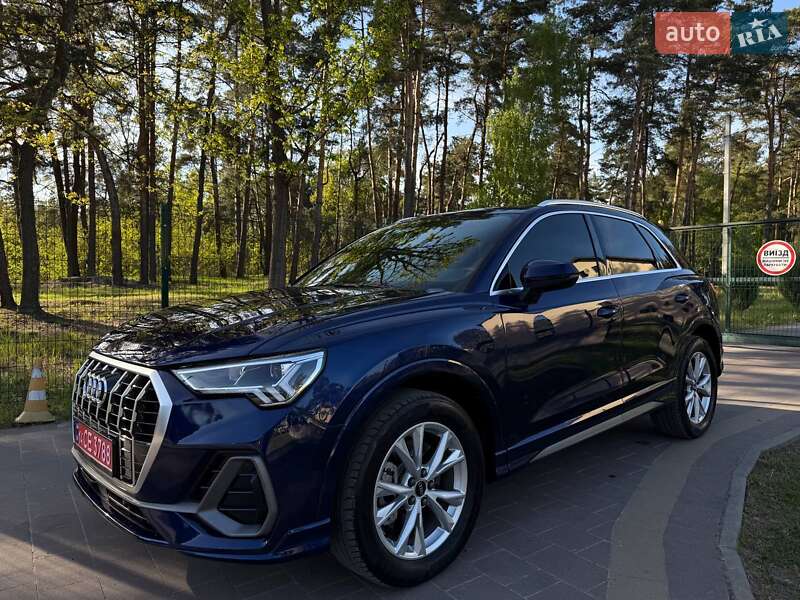 Позашляховик / Кросовер Audi Q3 2021 в 