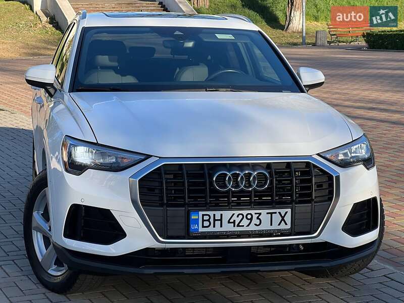 Позашляховик / Кросовер Audi Q3 2019 в 