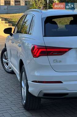 Позашляховик / Кросовер Audi Q3 2019 в 