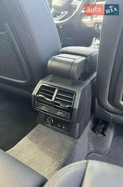 Позашляховик / Кросовер Audi Q3 2023 в 