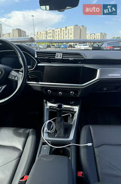 Позашляховик / Кросовер Audi Q3 2023 в 