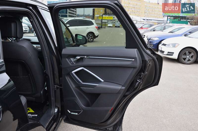 Внедорожник / Кроссовер Audi Q3 2019 в Киеве
