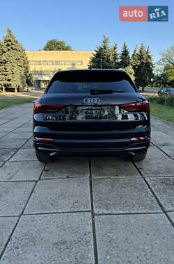 Позашляховик / Кросовер Audi Q3 2022 в 