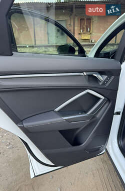 Внедорожник / Кроссовер Audi Q3 2021 в 