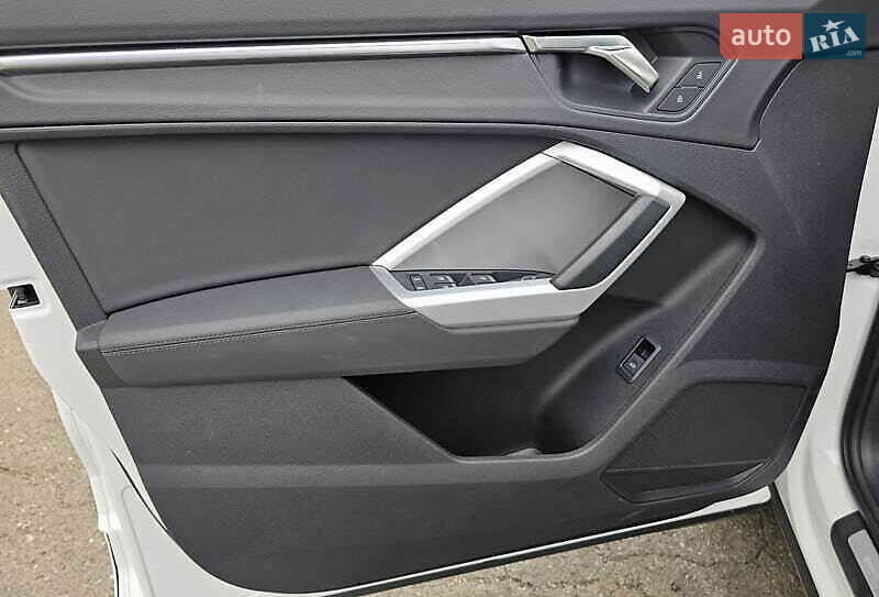 Внедорожник / Кроссовер Audi Q3 2021 в Киеве