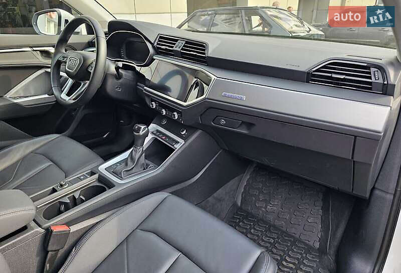 Внедорожник / Кроссовер Audi Q3 2021 в Киеве