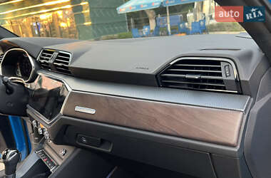 Внедорожник / Кроссовер Audi Q3 2020 в 