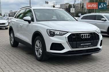 Позашляховик / Кросовер Audi Q3 2021 в 