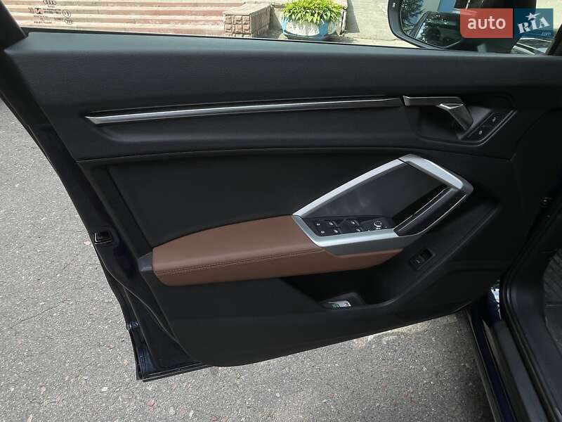 Внедорожник / Кроссовер Audi Q3 2019 в Киеве