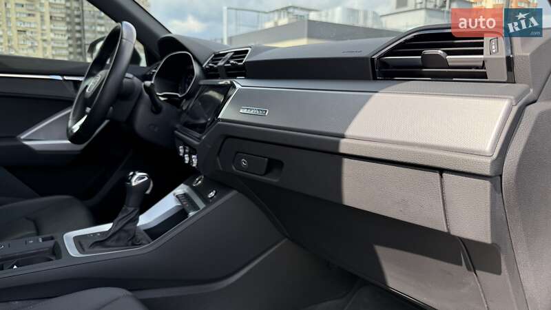 Внедорожник / Кроссовер Audi Q3 2021 в Киеве