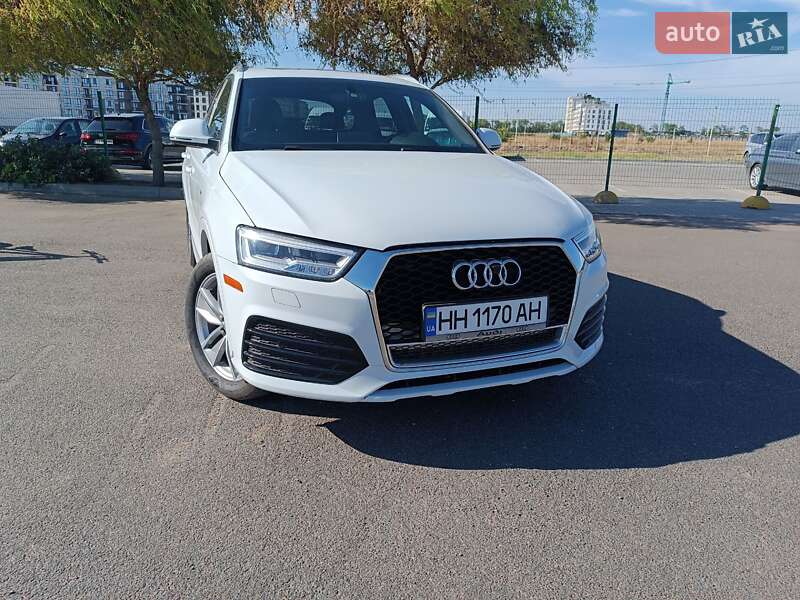 Позашляховик / Кросовер Audi Q3 2017 в 
