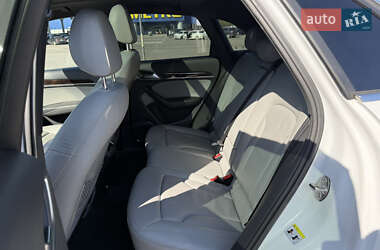 Позашляховик / Кросовер Audi Q3 2015 в 