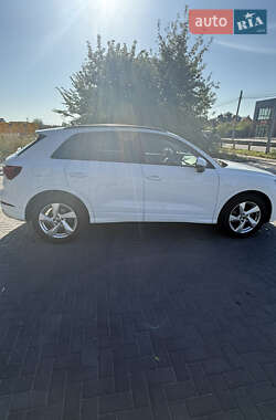 Внедорожник / Кроссовер Audi Q3 2023 в 