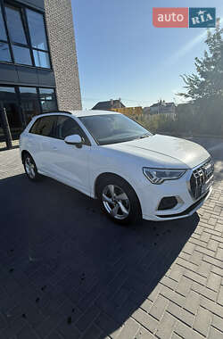 Внедорожник / Кроссовер Audi Q3 2023 в 