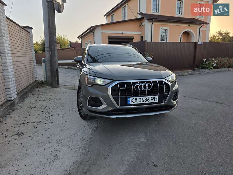 Внедорожник / Кроссовер Audi Q3 2021 в Киеве