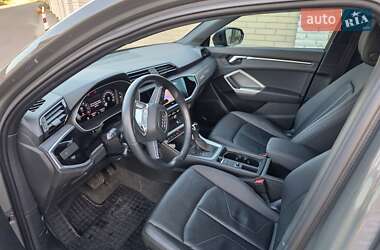 Позашляховик / Кросовер Audi Q3 2021 в 
