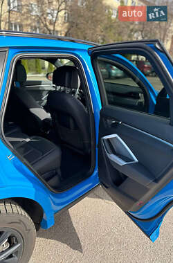 Позашляховик / Кросовер Audi Q3 2022 в 