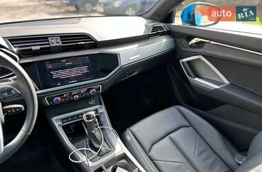 Позашляховик / Кросовер Audi Q3 2022 в 