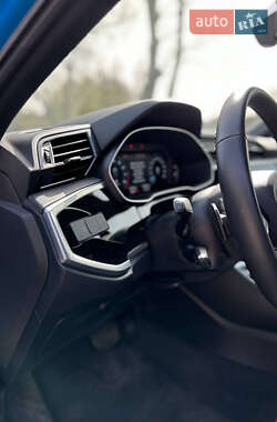 Позашляховик / Кросовер Audi Q3 2022 в 