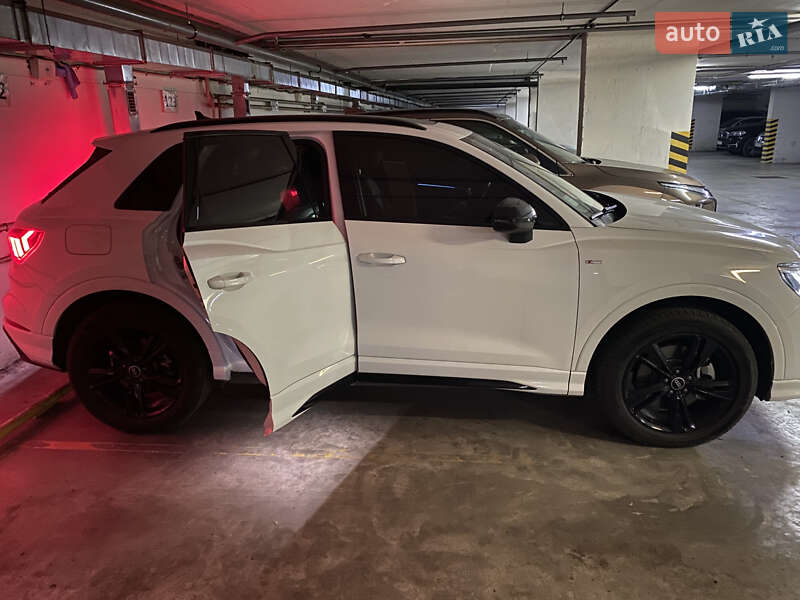 Внедорожник / Кроссовер Audi Q3 2021 в Киеве