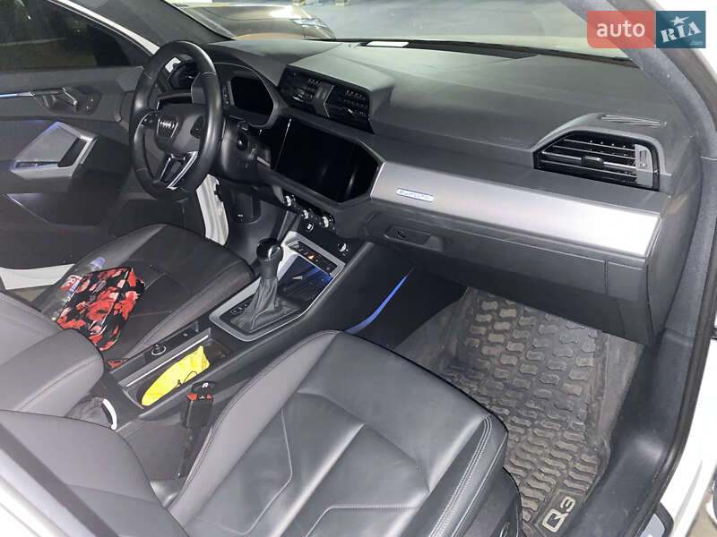 Внедорожник / Кроссовер Audi Q3 2021 в Киеве