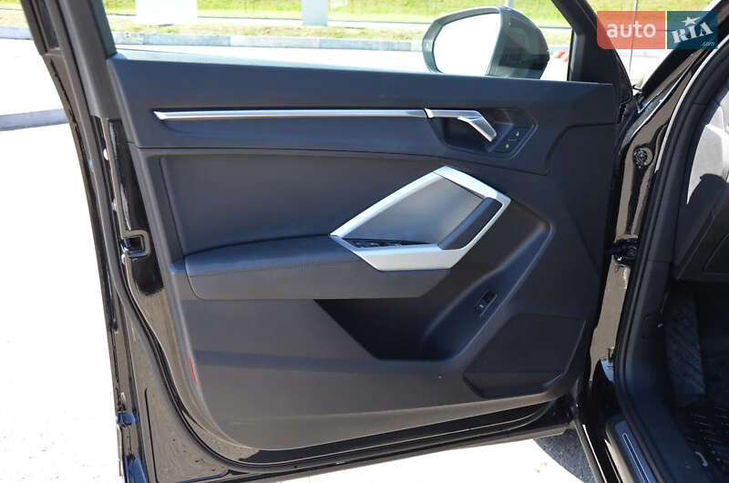Внедорожник / Кроссовер Audi Q3 2022 в Киеве