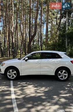 Позашляховик / Кросовер Audi Q3 2019 в 