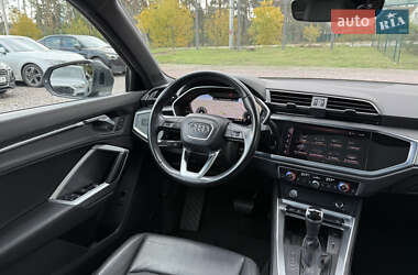 Позашляховик / Кросовер Audi Q3 2019 в 
