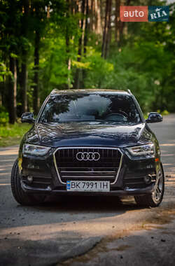 Позашляховик / Кросовер Audi Q3 2015 в 