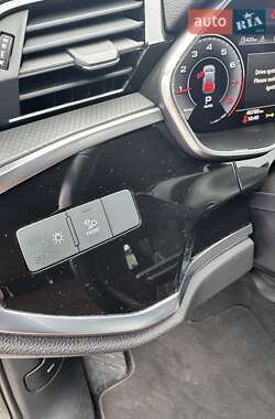 Позашляховик / Кросовер Audi Q3 2019 в 