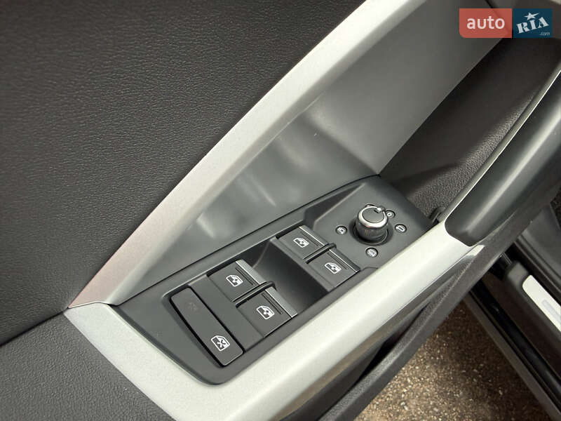 Внедорожник / Кроссовер Audi Q3 2020 в Киеве