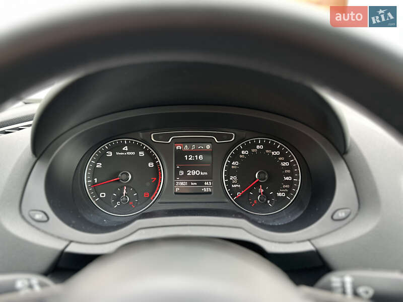 Внедорожник / Кроссовер Audi Q3 2014 в Ужгороде