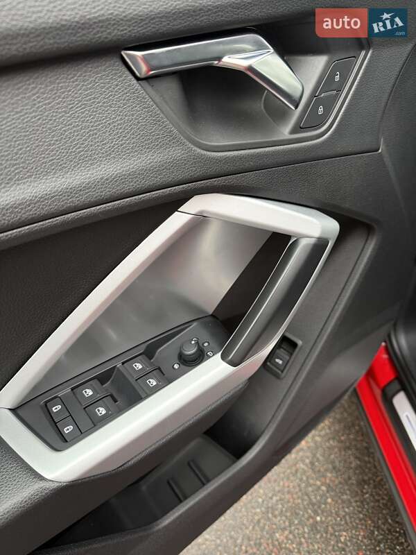 Внедорожник / Кроссовер Audi Q3 2021 в Киеве