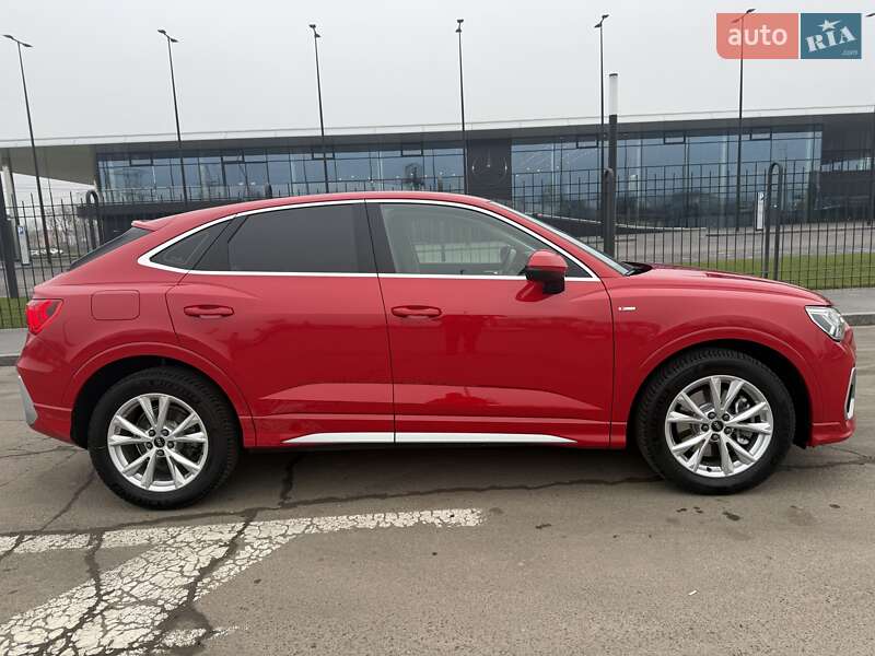 Внедорожник / Кроссовер Audi Q3 2021 в Киеве